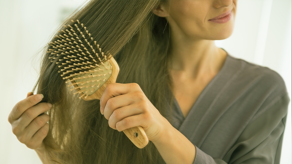 Pentear o cabelo: ato estético e saudável - Bulbo Raiz