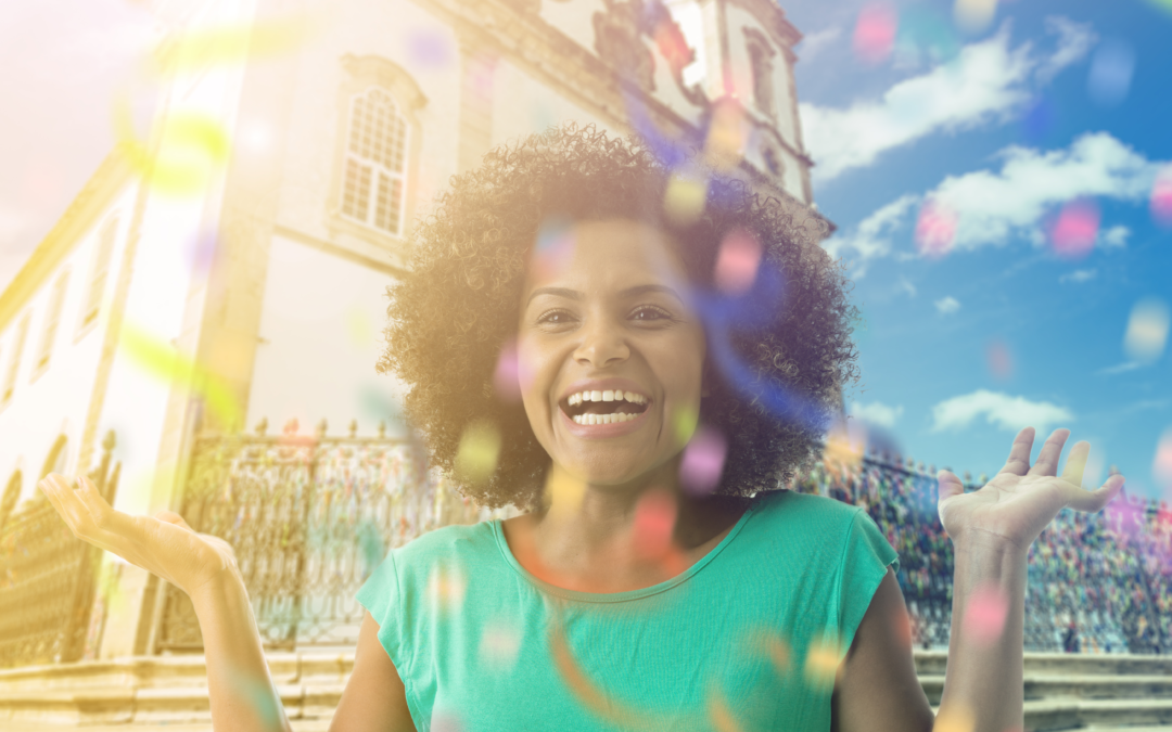 Mulher sorrindo com confete de carnaval decorando a imagem