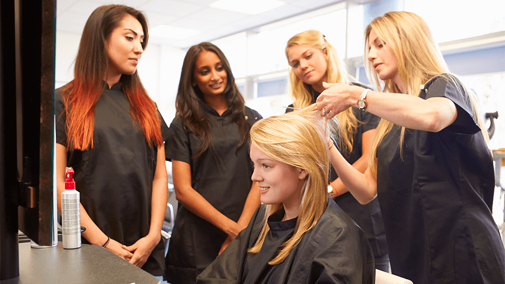 5 mulheres com cabelos de cores diferentes em um salão de beleza dando dicas umas para as outras