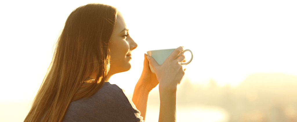 mulher tomando chá no sol