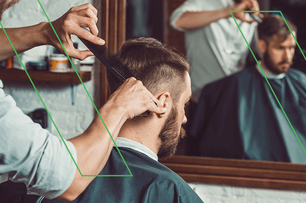 homem cortando o cabelo no cabeleireiro